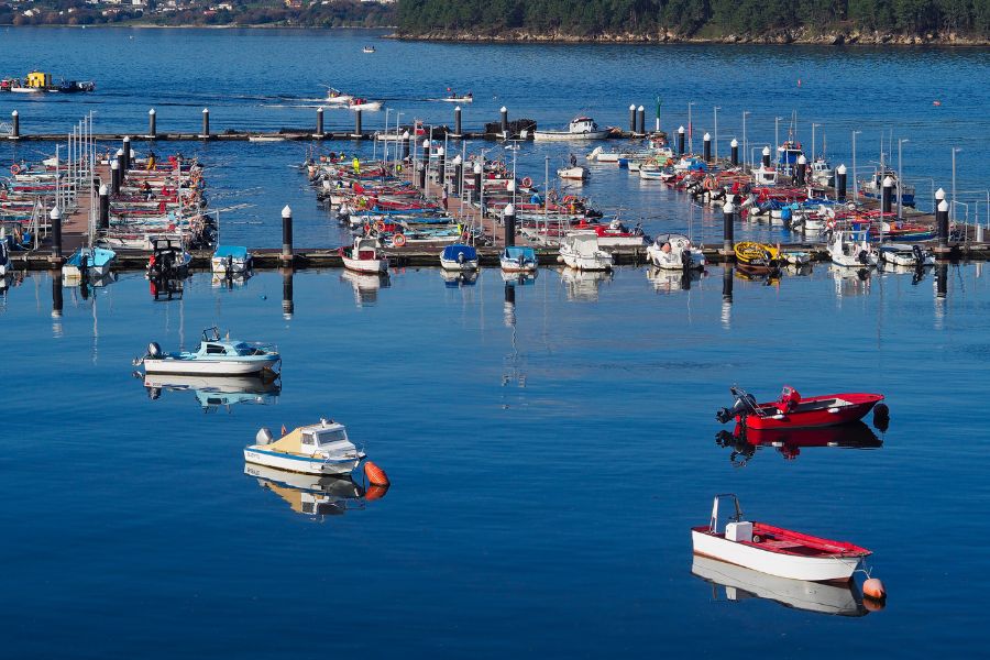 Barcos de pequeño tamaño atracados en el muelle de Noia