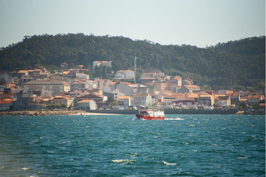 Puerto de A Guarda visto desde el mar con un barco partiendo del